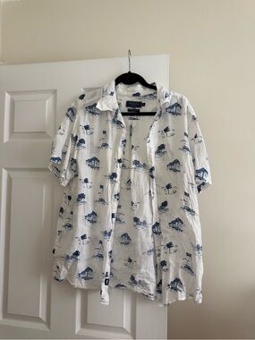 Vineyard Vines White Button up Light Weight Coastal shirt